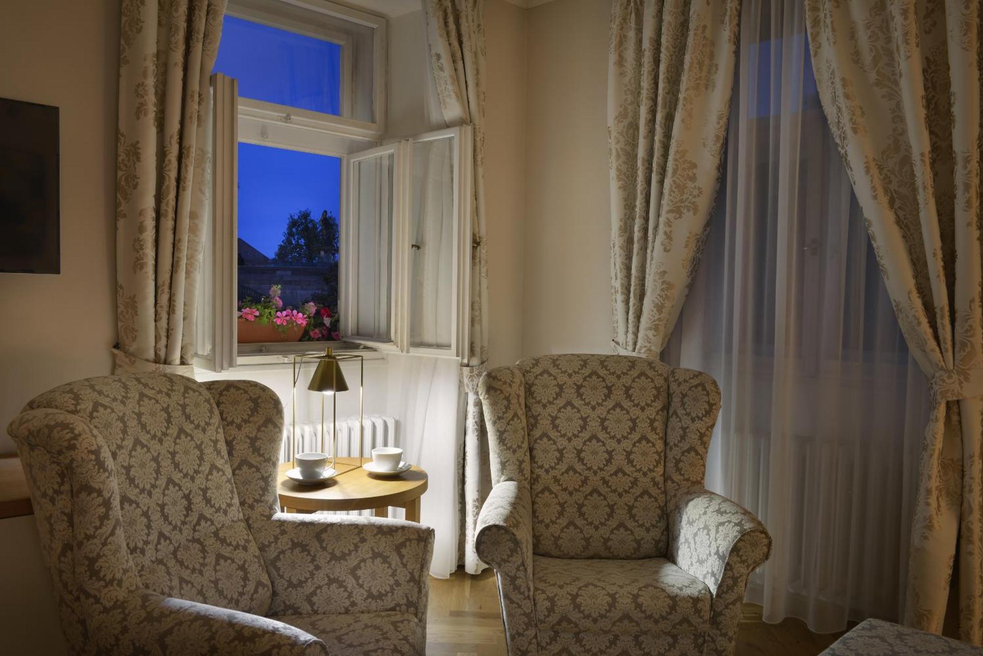 Hotel At The Golden Scissors, Prague